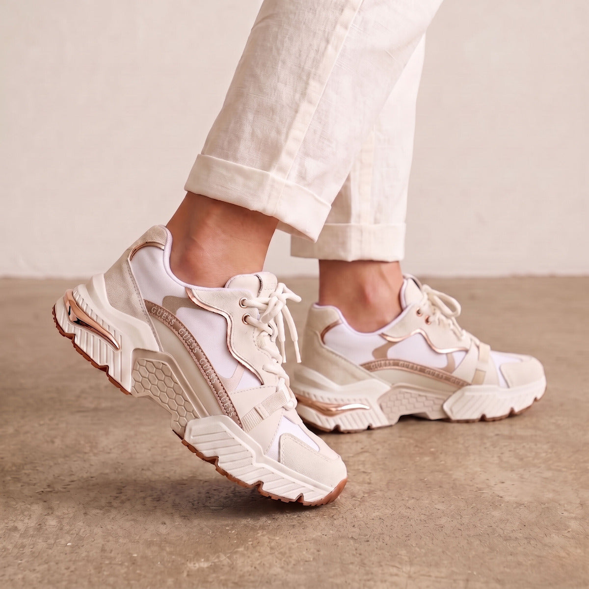 GUESS λευκό / χρυσό sneaker CARRLI
